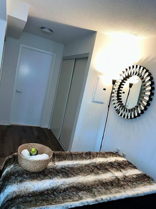 Luxurious Condo In The Center Of Downtown 多伦多 外观 照片