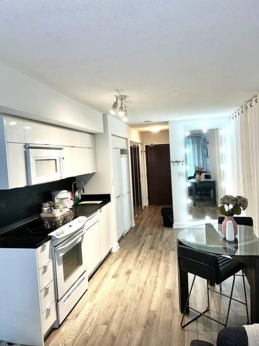 Luxurious Condo In The Center Of Downtown 多伦多 外观 照片
