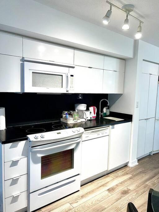 Luxurious Condo In The Center Of Downtown 多伦多 外观 照片