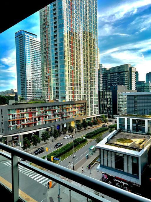 Luxurious Condo In The Center Of Downtown 多伦多 外观 照片