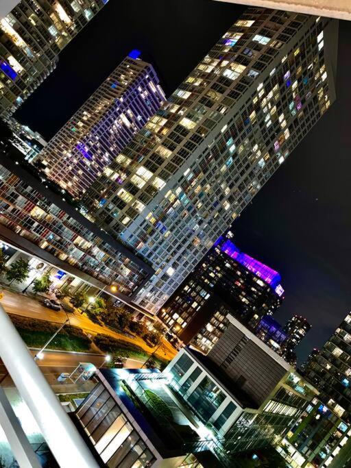 Luxurious Condo In The Center Of Downtown 多伦多 外观 照片