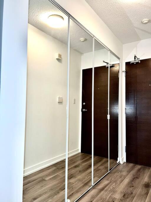 Luxurious Condo In The Center Of Downtown 多伦多 外观 照片